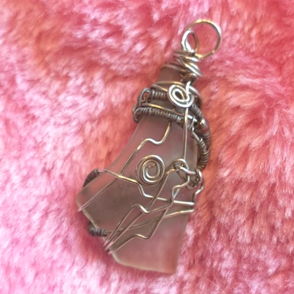NWT Gorgeous Wire Wrapped Beach Glass Pendant